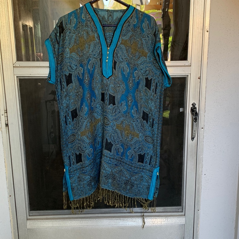 This pull over blouse is a short sleeve middle Eastern style